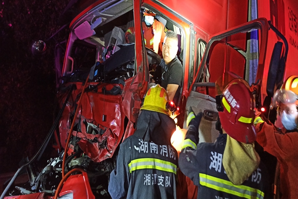 京港澳高速3車追尾2人被困 岳塘消防緊急救援