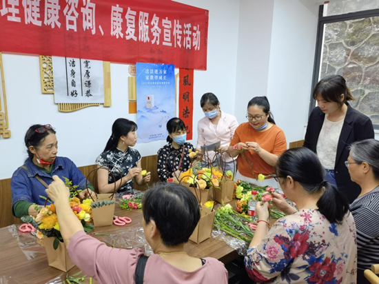 曙光社區(qū)組織開展插花藝術(shù)活動(dòng)