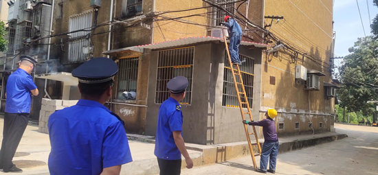 建設(shè)路街道成功拆除老舊小區(qū)違章搭建房屋