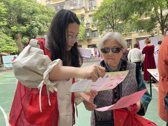 霞光社區(qū)深入開展打擊非法集資宣傳活動