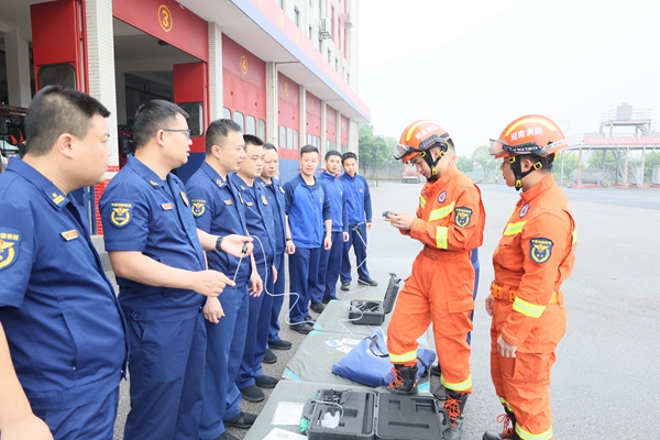 岳塘消防组织全体干部集中开展器材装备学习