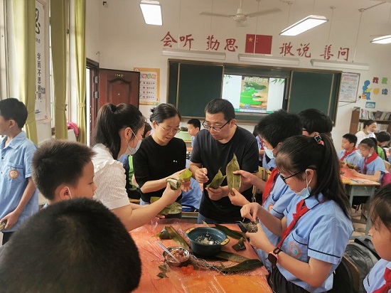 箬葉飄香，共度端午 ——紅霞學(xué)校開展包粽子主題活動(dòng)