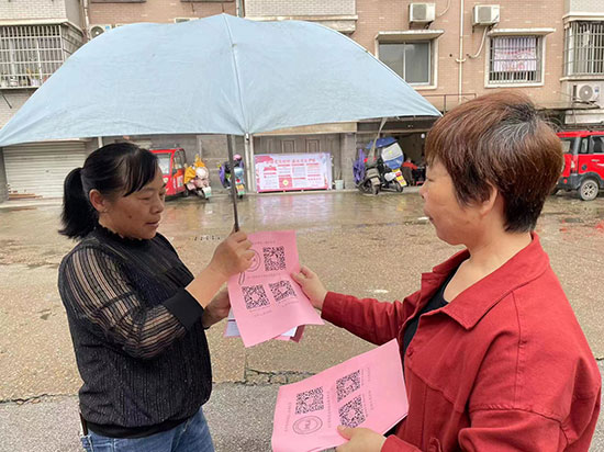 東坪街道開展“一對一”就業(yè)政策宣傳活動