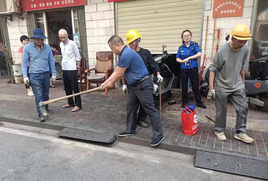 建設(shè)路街道集中拆除七里沖街沿線違章接坡50余個