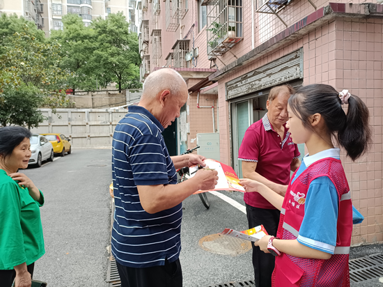 大橋社區(qū)：青少年志愿者助力深化文明城市建設(shè)