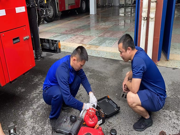 岳塘区各消防救援站开展车辆器材装备检查维护工作