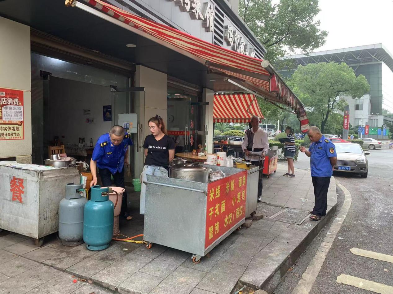 岳塘村開展沿街店面燃氣安全隱患排查工作