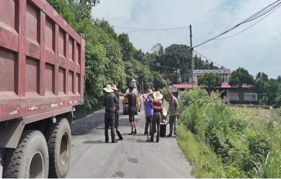 心連心走基層、面對面解難題丨紅旗村修復破損路面 為村民出行保駕護航