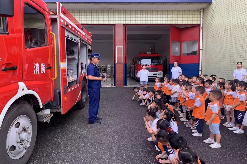 红易路消防救援站迎来幼儿园师生参观学习