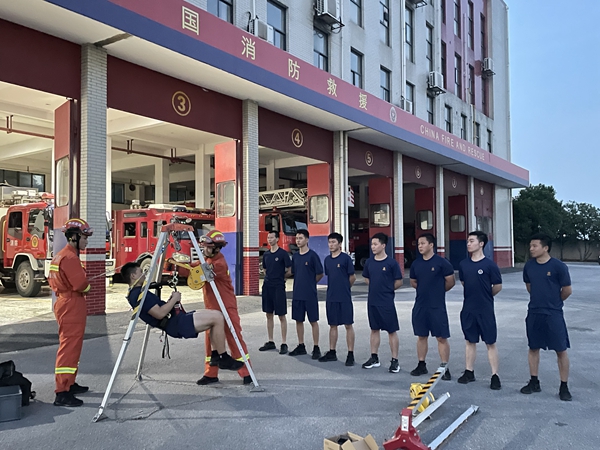 团竹路消防救援站开展地下有限空间救援专项训练