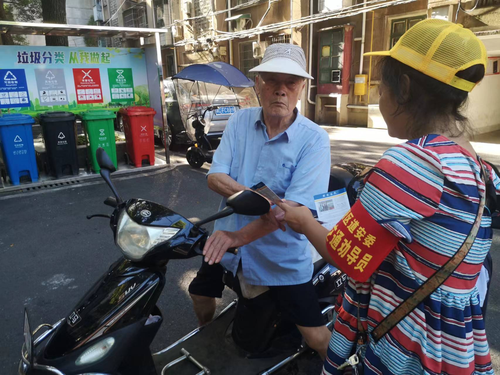 霞城街道開展交通問題頑瘴痼疾整治宣傳活動