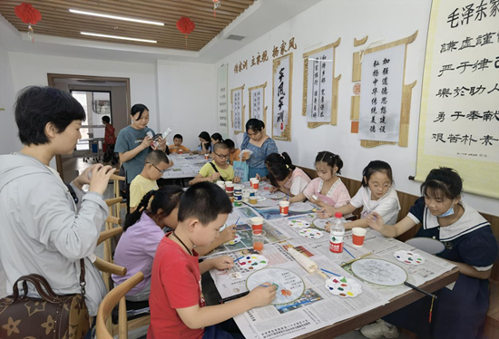 弘揚廉潔文化 曙光社區(qū)開展“制‘扇’至美 清風(fēng)徐來”團(tuán)扇diy活動