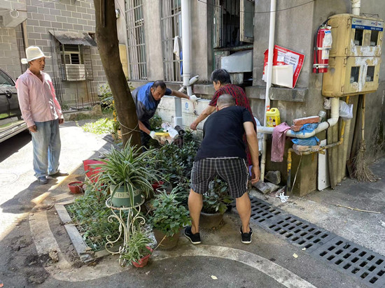 岳塘街道開展環(huán)境衛(wèi)生整治行動