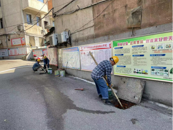 紗廠街社區(qū)及時(shí)疏通化糞池解民憂