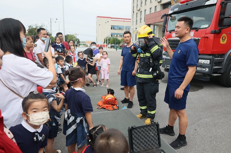 幼儿园师生参观团竹路消防救援站