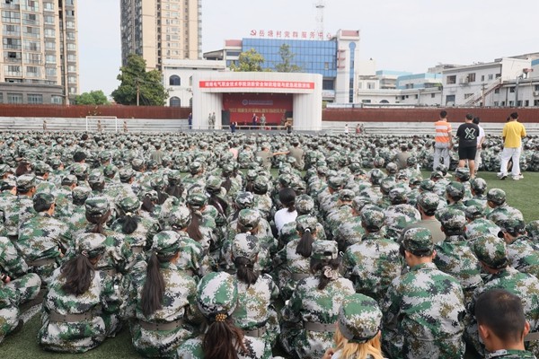 岳塘消防宣傳“進軍訓” 3200余名新生同上“開學第一課”