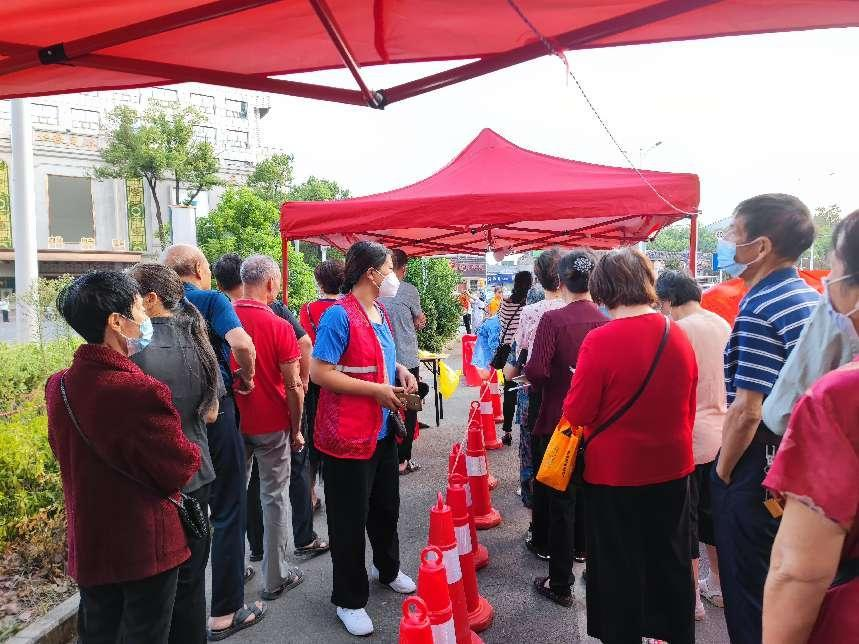 飛機坪社區(qū)星空黨員志愿者助力常態(tài)化核酸檢測