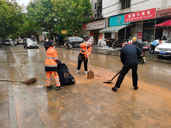 區(qū)城管執(zhí)法局渣土中隊及時處置峨眉路黃泥拋灑事件