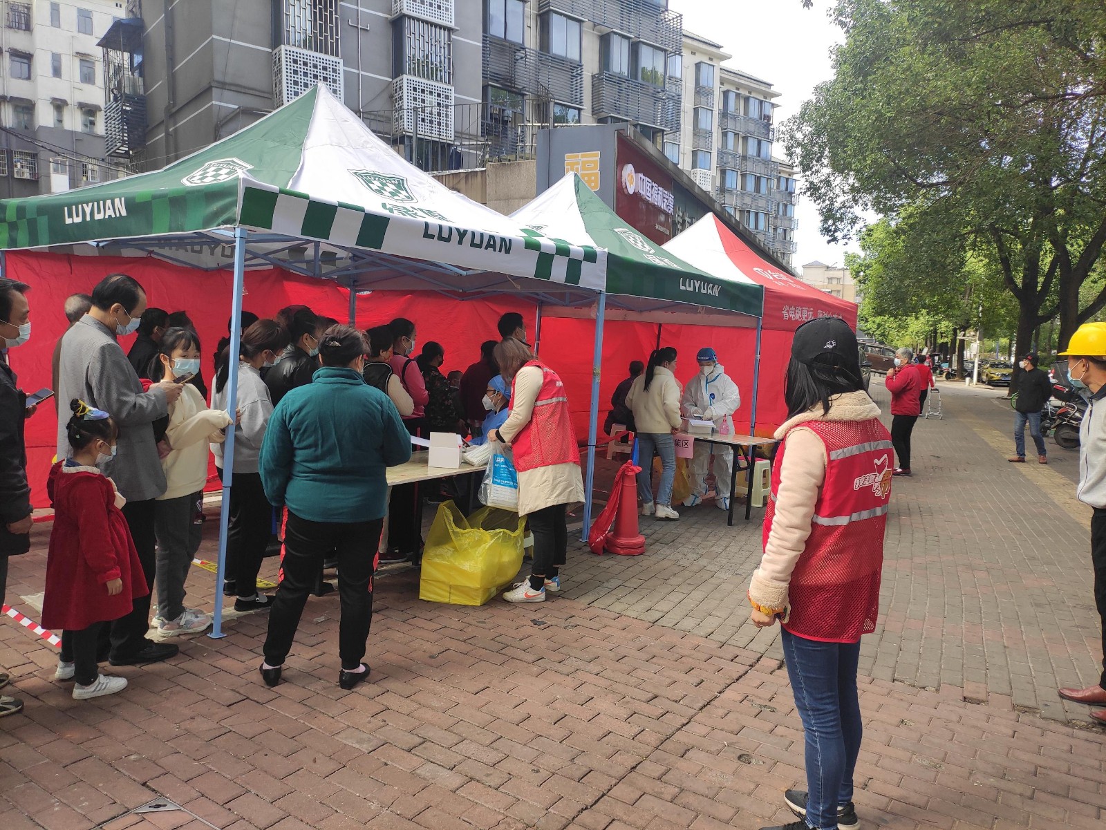 書院路街道：黨員、民兵助力核酸檢測(cè)  筑牢安全盾牌