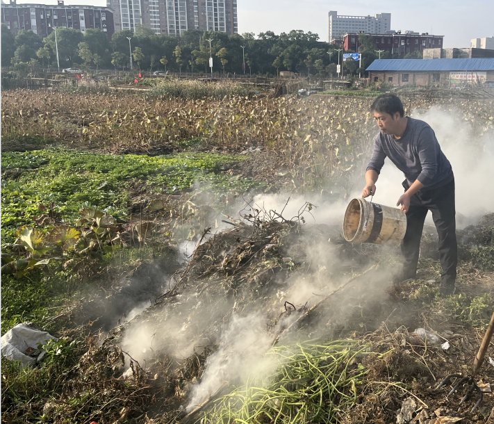 書院路街道：網(wǎng)格員制止露天焚燒 消除安全隱患