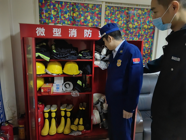 岳塘消防大队深入消防安全重点单位帮扶指导微型消防站建设