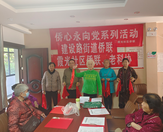 霞光社區(qū)僑聯(lián)學(xué)習(xí)宣傳貫徹黨的二十大精神 快板聲聲入人心