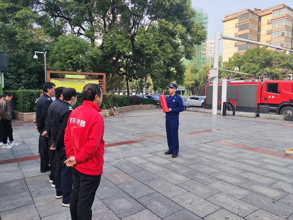 岳塘消防大队深入莲城商业步行街开展消防知识培训