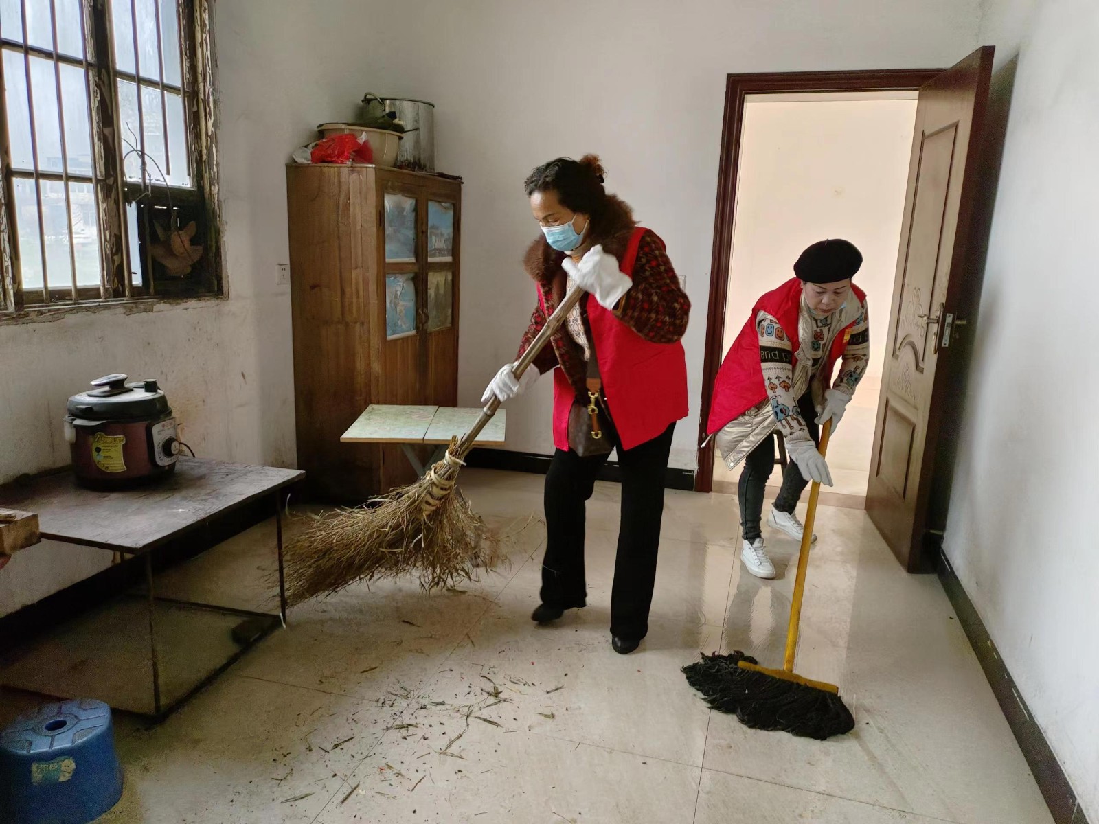 下攝司村：巾幗志愿者助力特殊家庭環(huán)境衛(wèi)生整治