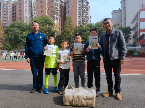 岳塘消防大隊發(fā)放3000余冊《中學(xué)生消防安全教育手冊》和《小學(xué)生消防安全教育手冊》