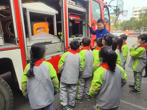 岳塘区书院路消防站迎来湖湘小学师生参观学习
