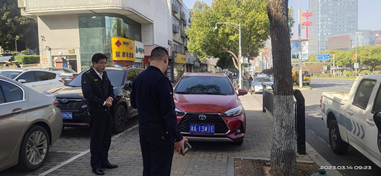 建設路街道開展人行道規(guī)范停車專項整治