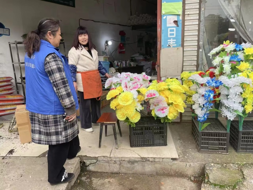 向家塘社區(qū)開展清明節(jié)前煙花爆竹安全排查