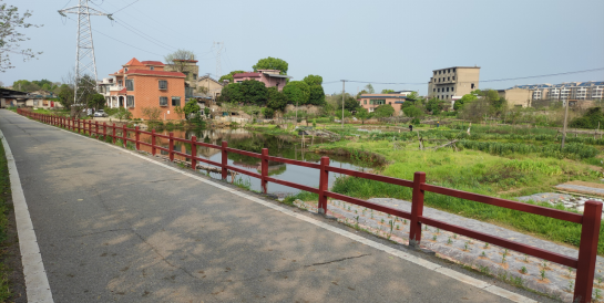 陽(yáng)塘村：臨水路段安裝護(hù)欄 保障村民出行安全