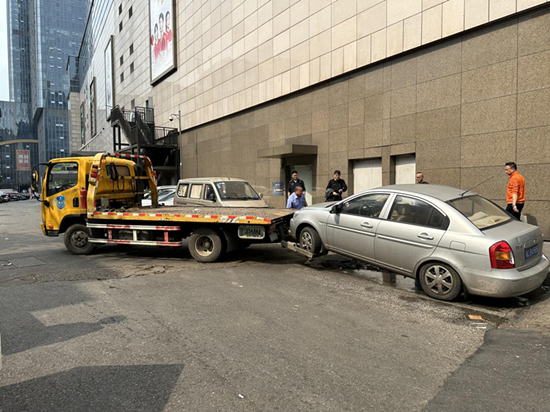 霞光社區(qū)多方聯(lián)動(dòng)開展“僵尸車”整治行動(dòng)