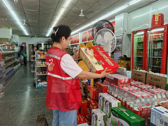 守護(hù)“舌尖上的安全” 岳塘嶺社區(qū)開展食品安全檢查