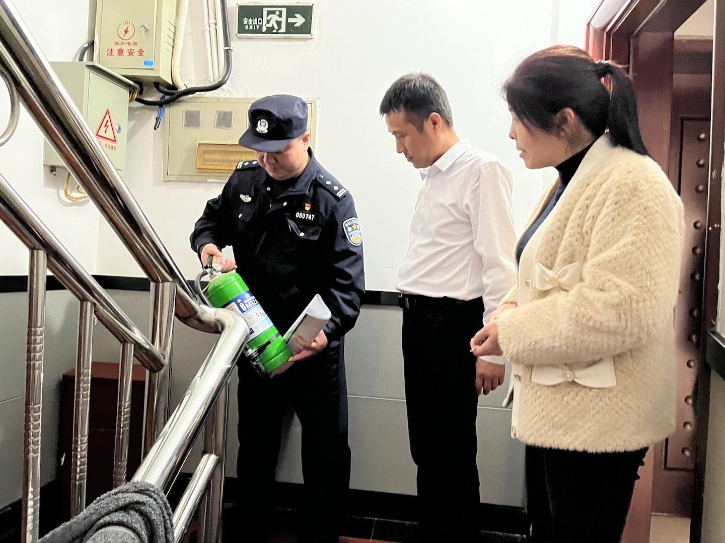 筑牢安全防線 下攝司村開展安全檢查工作