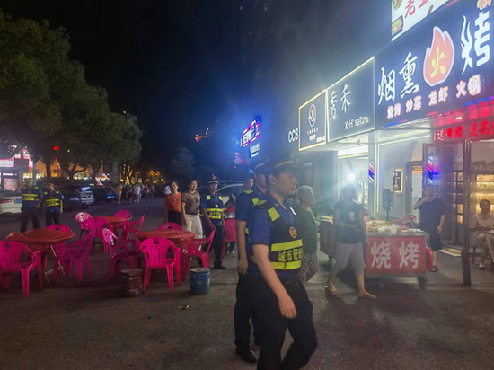 建設(shè)路街道聯(lián)合區(qū)城管執(zhí)法局夜市大隊(duì)開展夜市整治