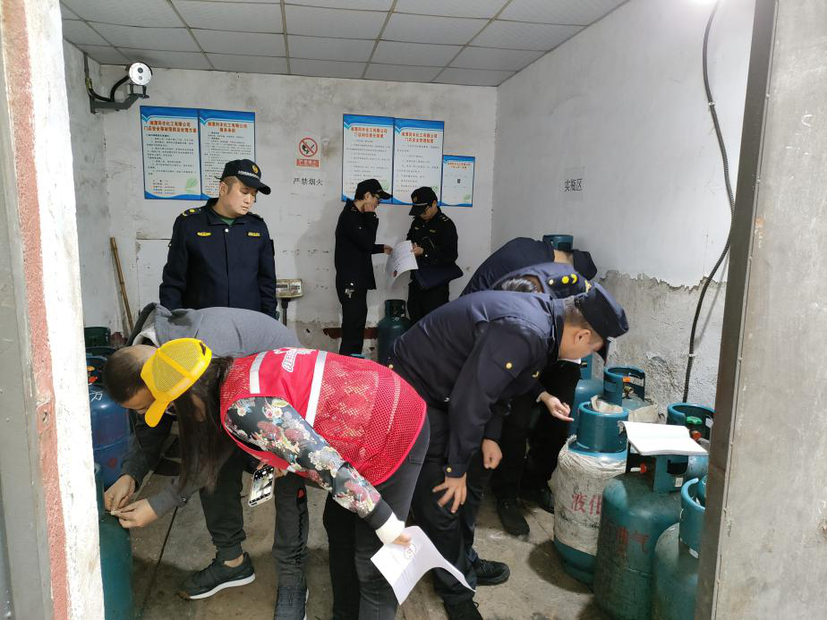 鴉雀塘社區(qū)聯(lián)合城管部門開展液化氣安全隱患大排查