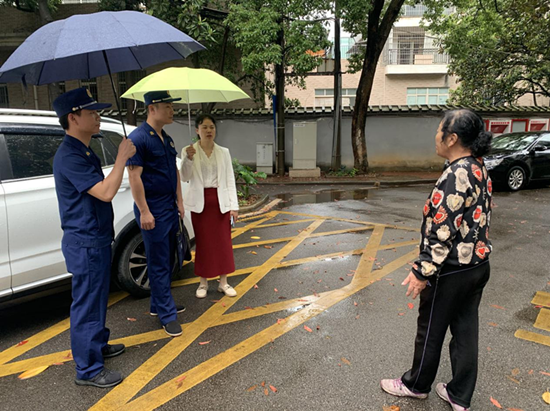 霞光社區(qū)聯(lián)合消防開展消防車通道專項(xiàng)整治