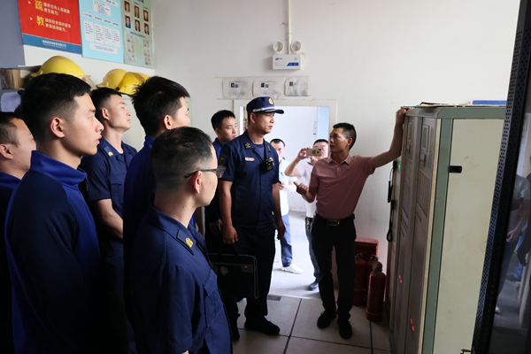岳塘消防大队开展大型商业综合体“防消一体化”演练