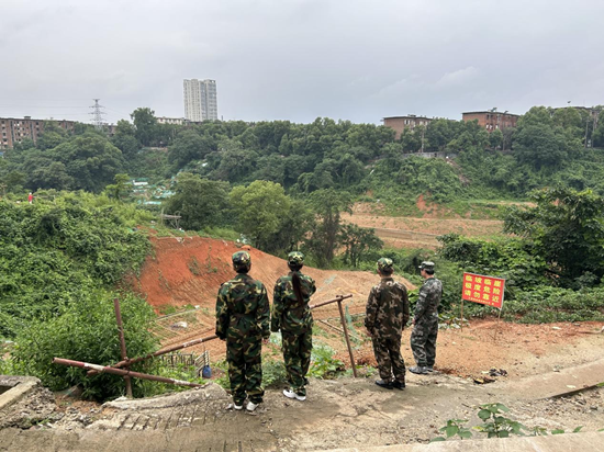 向陽社區(qū)民兵義務巡邏地質災害點護航群眾生命財產(chǎn)安全