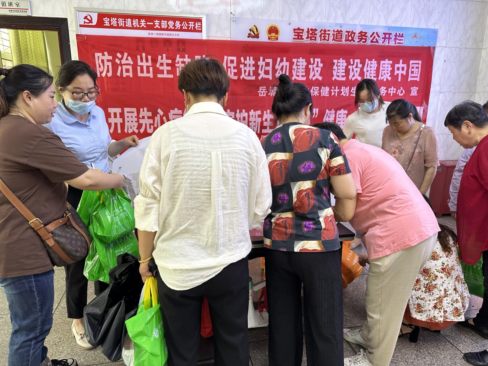 岳塘區(qū)婦幼開展預(yù)防出生缺陷宣傳活動