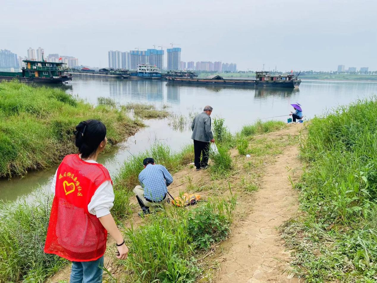 落實(shí)河長制 栗塘社區(qū)常態(tài)化開展巡河護(hù)河工作