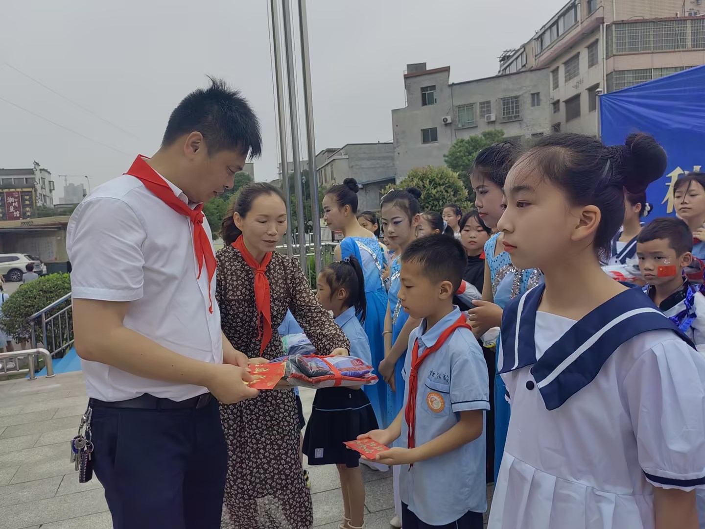 霞城街道：“六一”慰問暖童心 濃濃關(guān)愛護(hù)成長