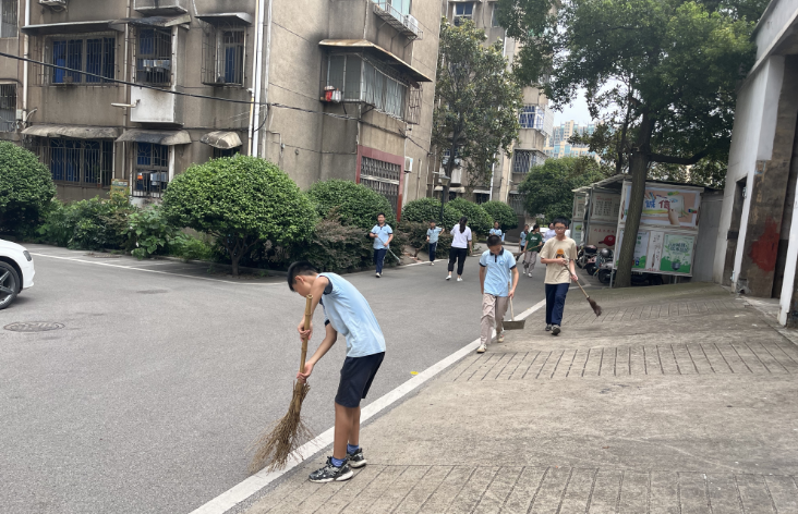 江濱學(xué)?！靶⌒≈驹刚摺睘樯坛巧鐓^(qū) “美好小區(qū)·幸福家園”建設(shè)助力