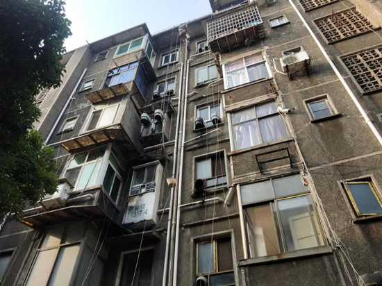 安樂社區(qū)及時更換下水管