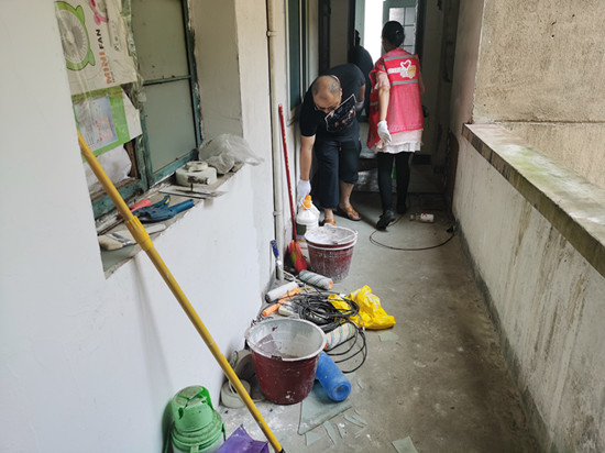 促安全 橫街社區(qū)開展樓院“三查三清”行動