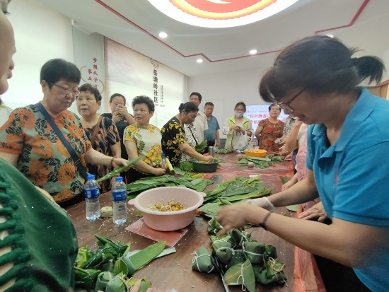 岳塘嶺社區(qū)開展“端午飄香，‘粽’是情”包粽子活動