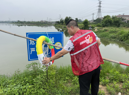 蒿塘村在水域投放防溺水裝備 筑牢防溺水“安全屏障”