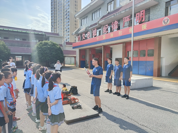 湘钢二校暑期夏令营学生走进书院路消防站参观学习